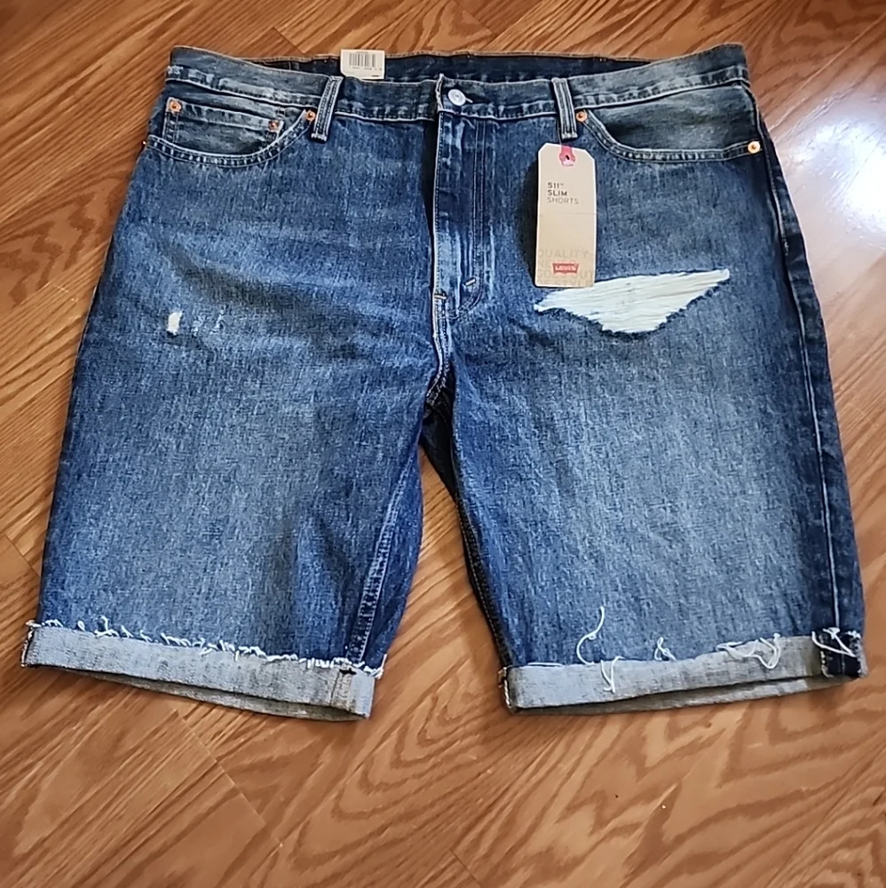 NWT Levi's 511 fall at knee shorts size 40 distressed‎